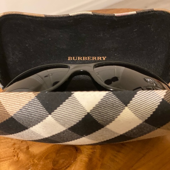 Authentic unisex Burberry sunglasses - Picture 6 of 8